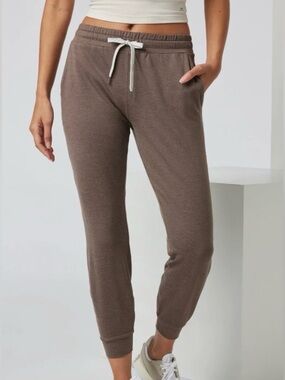 Vuori - Performance Jogger in Fossil Heather